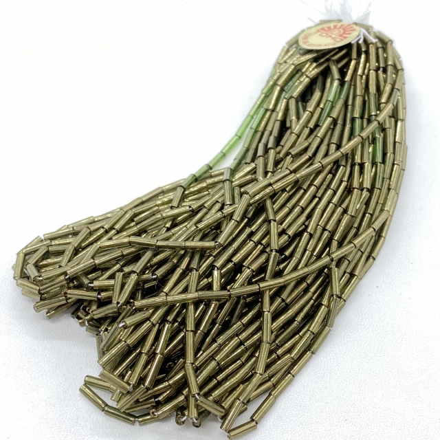 ジャパンヴィンテージシードビーズ：糸通し竹メタリックグリーン　5.5-6×1.7mm