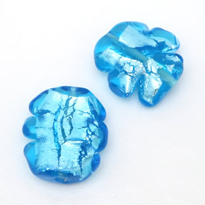 チェリーブランドビーズ：手巻きガラス銀箔入り花型　ブルー約19-22×18-20