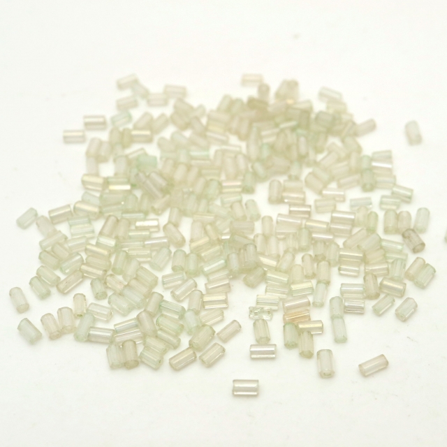 ヴィンテージシードビーズ　グリーン 約1×2mm