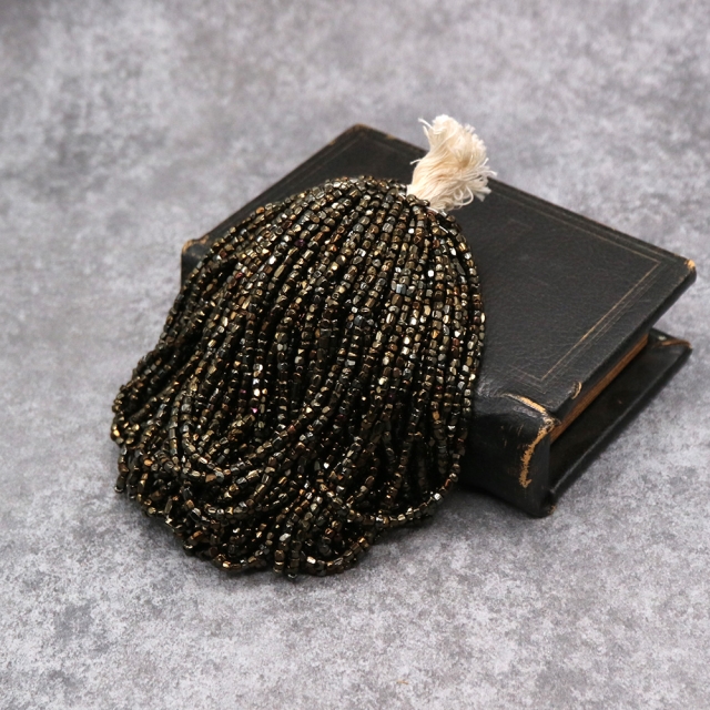 糸通しフランスヴィンテージシードビーズ　ブラックゴールド