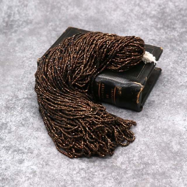 糸通しフランスヴィンテージシードビーズ　ダークブロンズ
