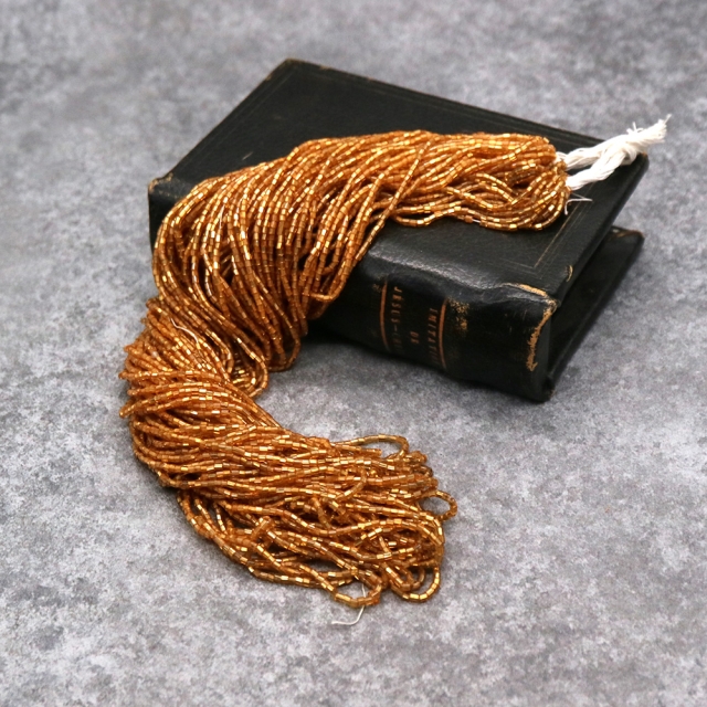 糸通しフランスヴィンテージシードビーズ　ゴールドシルバーライン