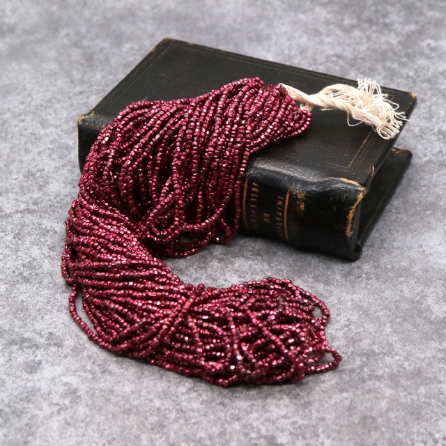 糸通しフランスヴィンテージシードビーズ メタリックピンク