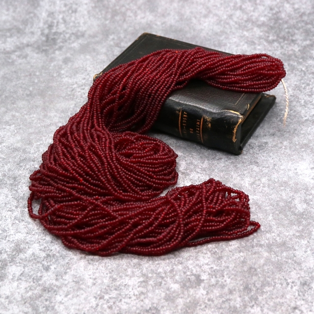 糸通しフランスヴィンテージシードビーズ　ガーネット