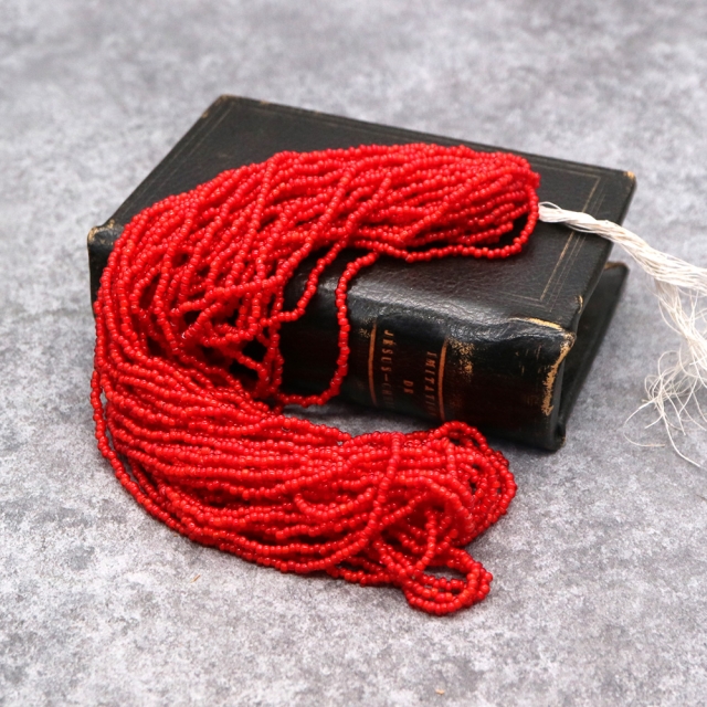 糸通しフランスヴィンテージシードビーズ　レッド