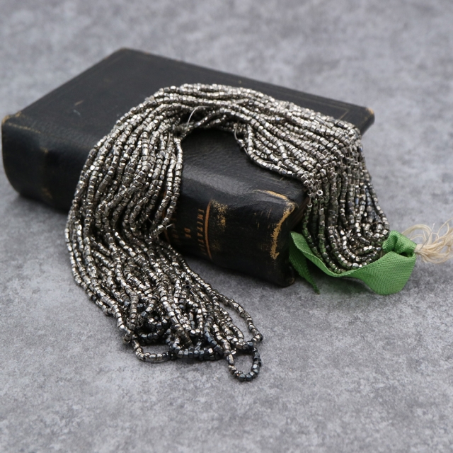 糸通しフランスヴィンテージシードビーズ　シルバーブラック