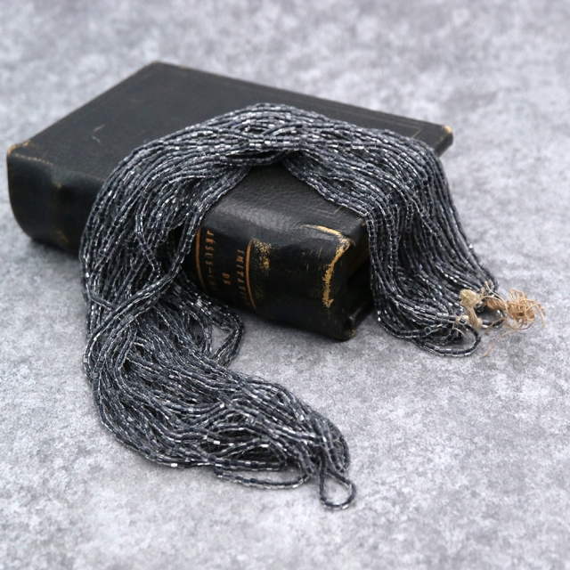 糸通しフランスヴィンテージシードビーズ　クリスタルブラックライン 