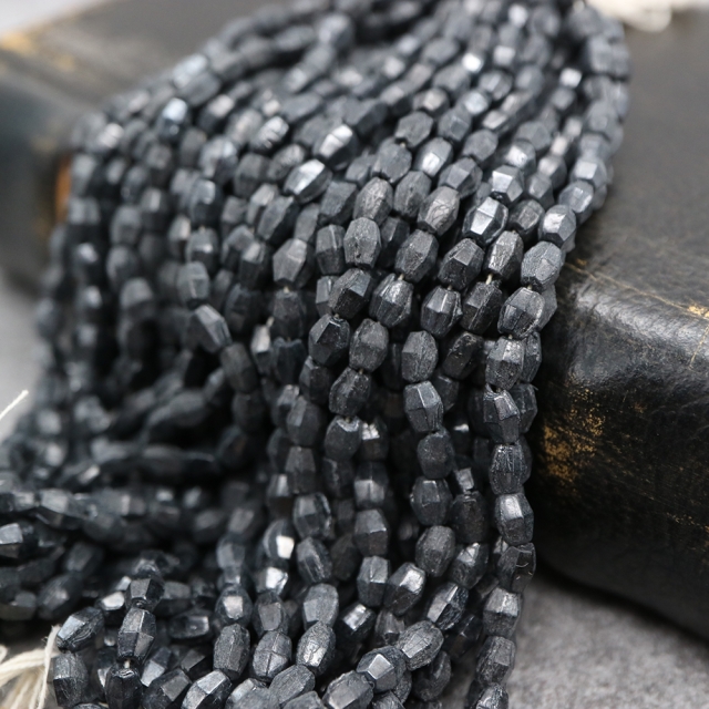 糸通しフランスヴィンテージビーズ メタリックヘマタイト なつめ